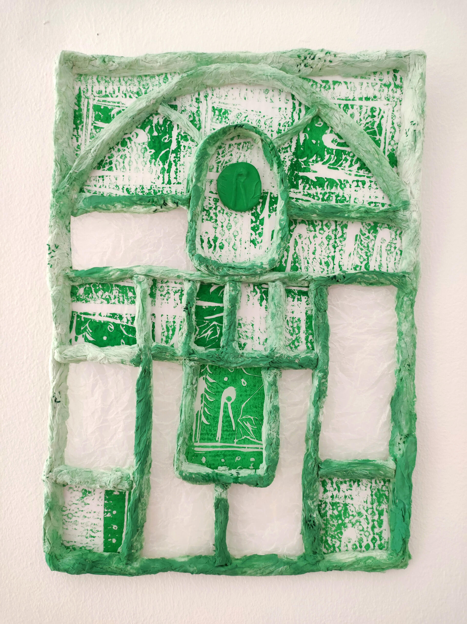 Palimpseste 3 Sculpture en ouate incluant des impressions vertes faites à la linogravure